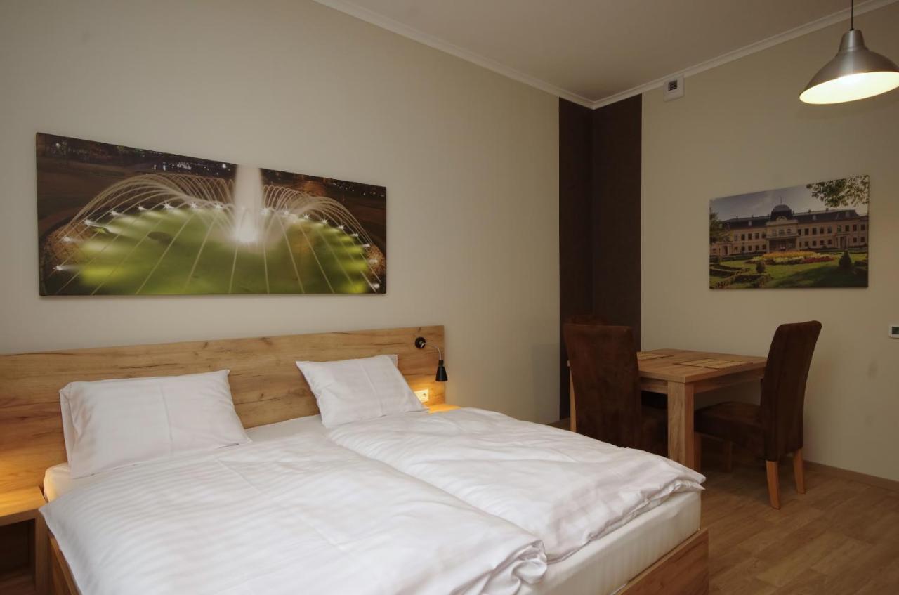 Almásy Apartmanház Gyula Exterior foto