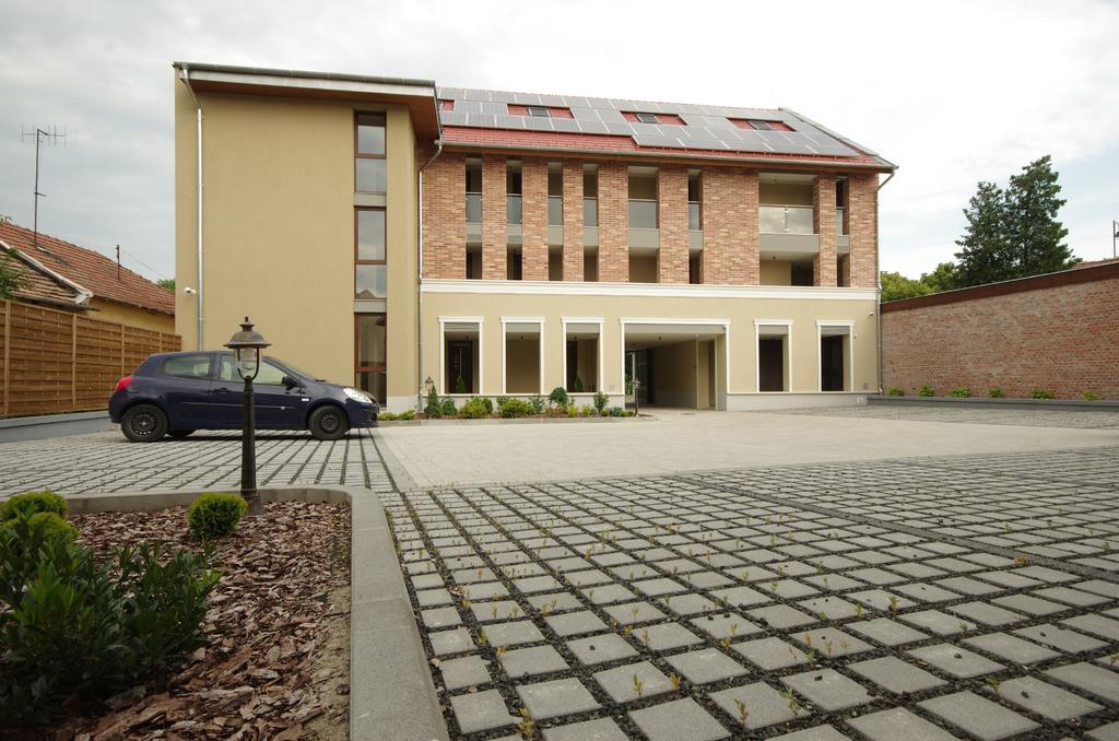 Almásy Apartmanház Gyula Exterior foto
