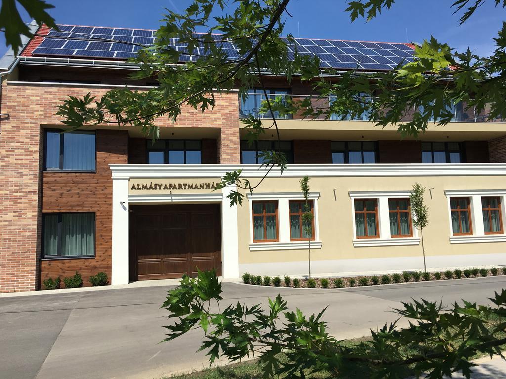 Almásy Apartmanház Gyula Exterior foto