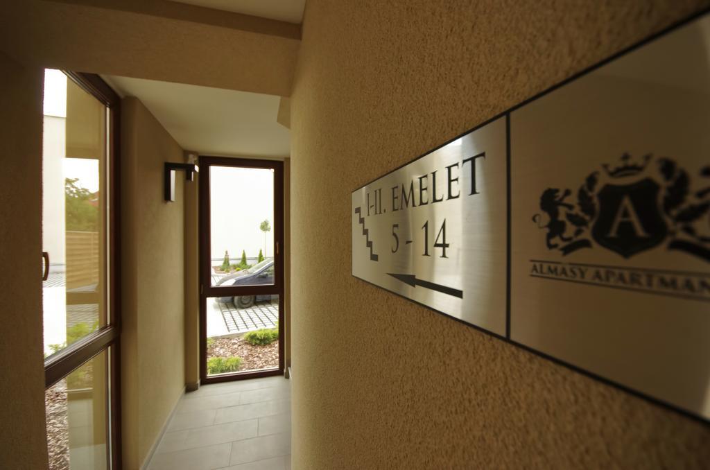 Almásy Apartmanház Gyula Exterior foto